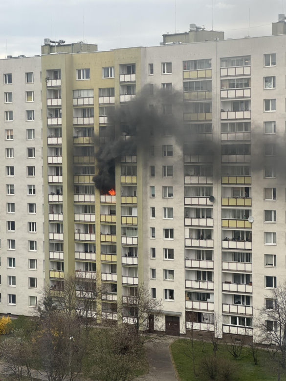 Pożar mieszkania w Warszawie! Czarny dym widać z daleka [ZDJĘCIA]