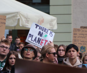 Młodzieżowy Strajk Klimatyczny w Toruniu. Protestowali przeciwko rządowi i korporacjom