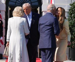 Król Karol i królowa Kamila u Trumpów. Melania dała im herbatę, a potem pokazała pasiekę w kształcie Białego Domu