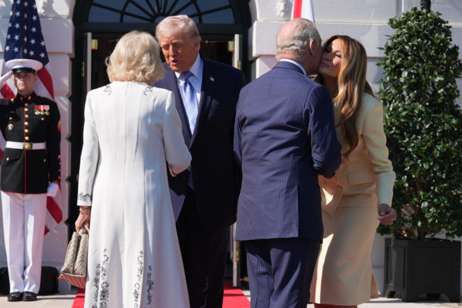 Król Karol i królowa Kamila u Trumpów. Melania dała im herbatę, a potem pokazała pasiekę w kształcie Białego Domu