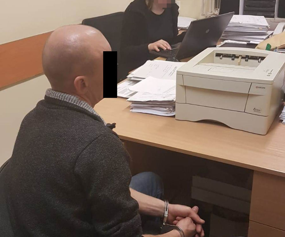 Fałszywy elektryk okradał emerytki