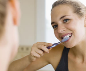 Zdrowy nawyk, a może rujnować szkliwo. Oto, co wykazały najnowsze analizy dotyczące mycia zębów po jedzeniu