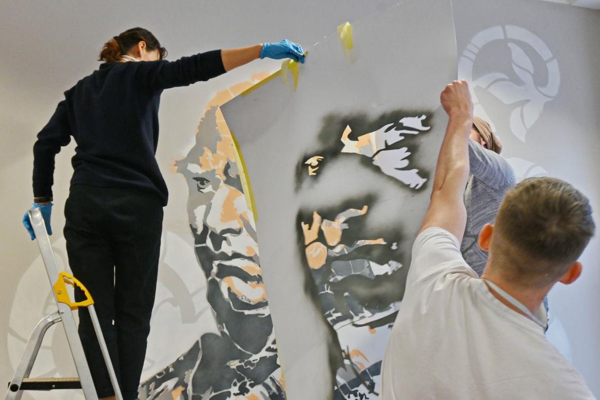 Uczniowie ZSP nr 1 stworzyli mural na ścianach szkoły. Grafika przedstawia patrona placówki