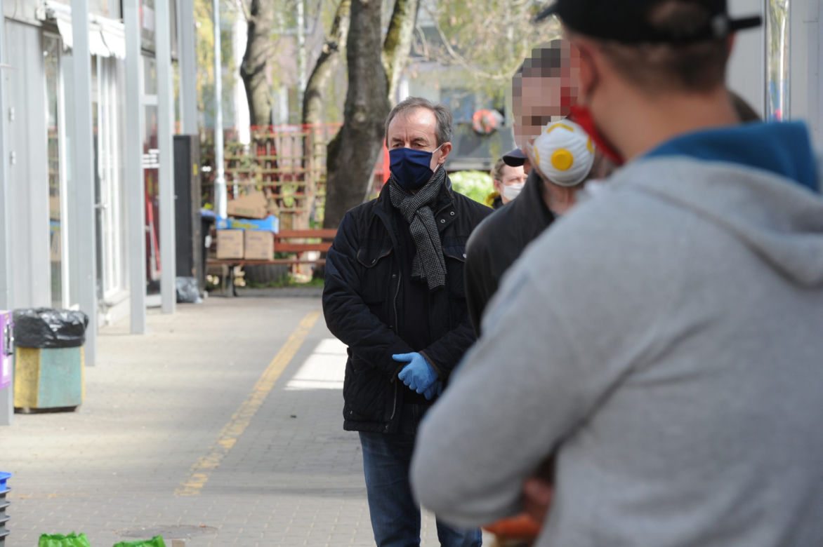 Marszałek Grodzki robi zakupy na bazarku
