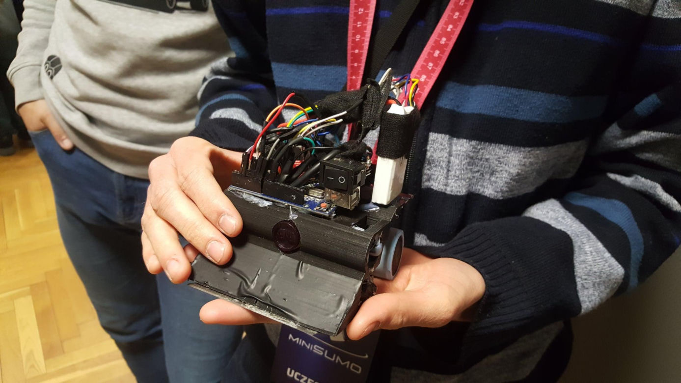 Walki robotów na Politechnice Bydgoskiej. Uczniowie sami zbudowali autonomiczne maszyny