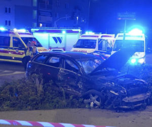 Rozpędzonym audi wjechał w autobus. Zdjęcia szokują
