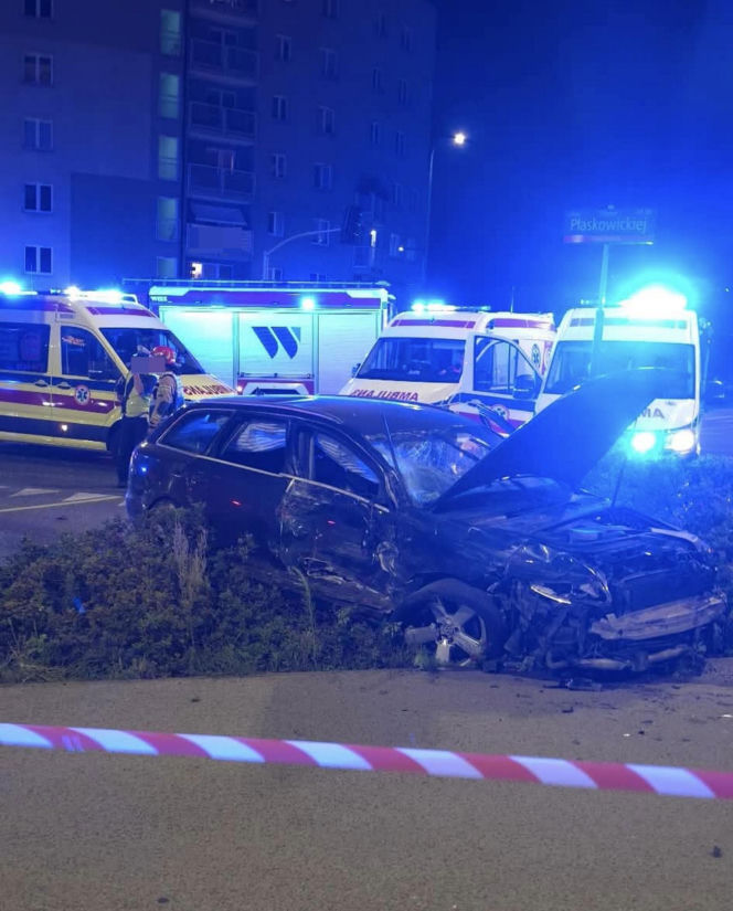 Rozpędzonym audi wjechał w autobus. Zdjęcia szokują