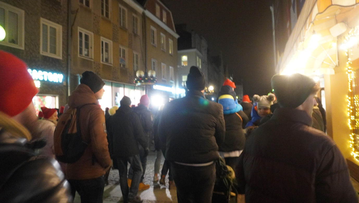 Święta w Olsztynie odpalone! Na Starym Mieście rozbłysła piękna choinka [ZDJĘCIA]