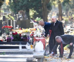 Limuzyną na grób matki. Jarosław Kaczyński 