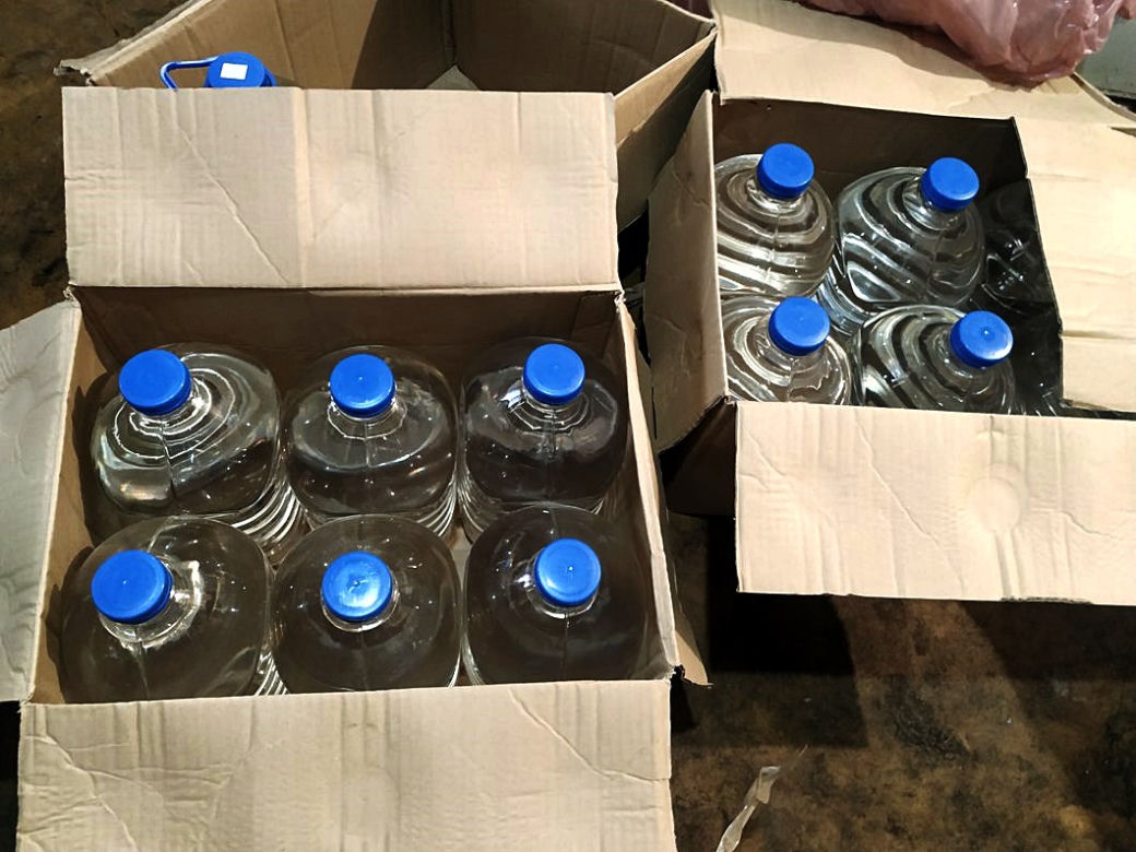 Bielsk Podlaski. Nielegalny alkohol i amfetamina na posesji 35-latka [ZDJĘCIA]