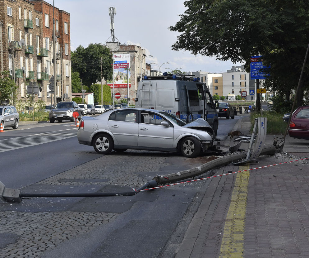 Opel uderzył w latarnię. Kierowcę wyciągali strażacy