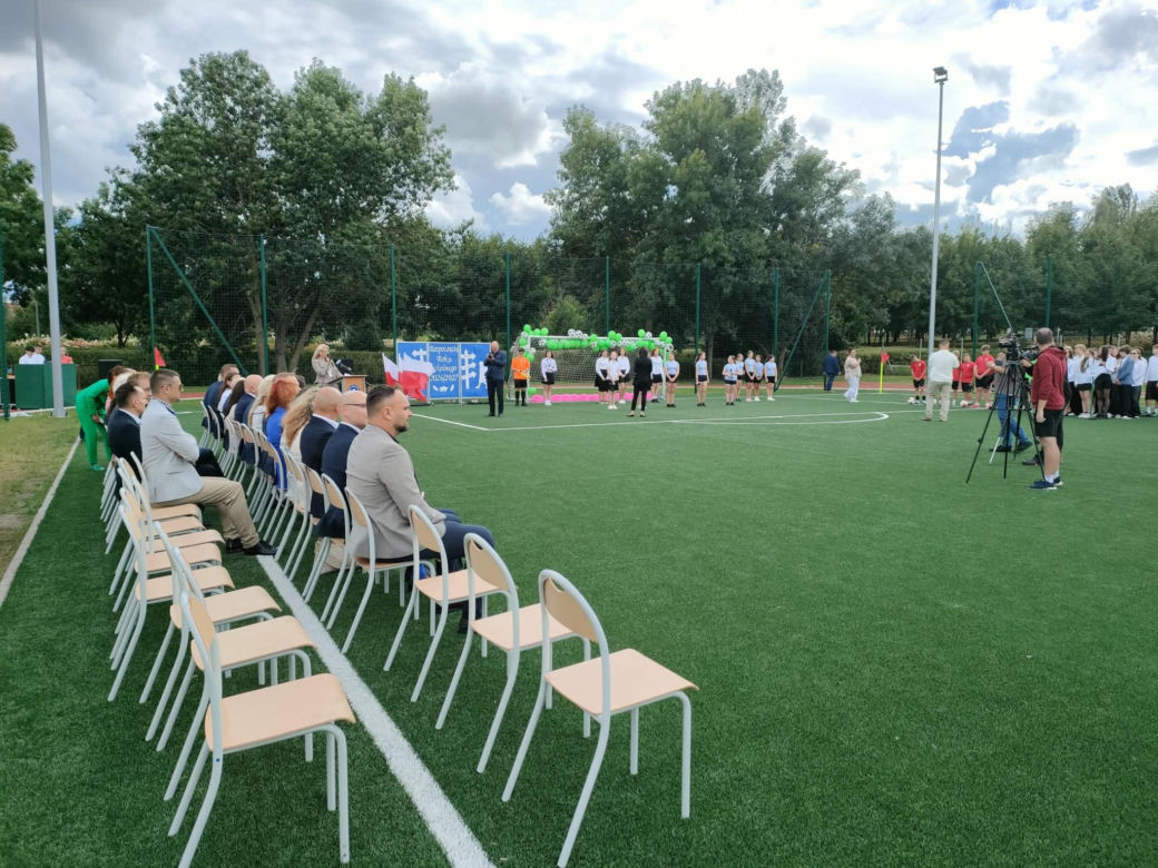 Nowe boisko piłkarskie ze sztuczną nawierzchnią przy SP1 w Łomży oficjalnie otwarte!