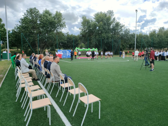 Nowe boisko piłkarskie ze sztuczną nawierzchnią przy SP1 w Łomży oficjalnie otwarte!