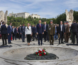 Prezydent RP Karol Nawrocki i pierwsza dama Marta Nawrocka podczas polowej mszy świętej na Polskim Cmentarzu Wojennym pod Monte Cassino