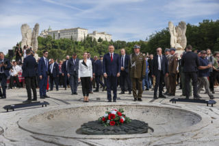 Prezydent RP Karol Nawrocki i pierwsza dama Marta Nawrocka podczas polowej mszy świętej na Polskim Cmentarzu Wojennym pod Monte Cassino