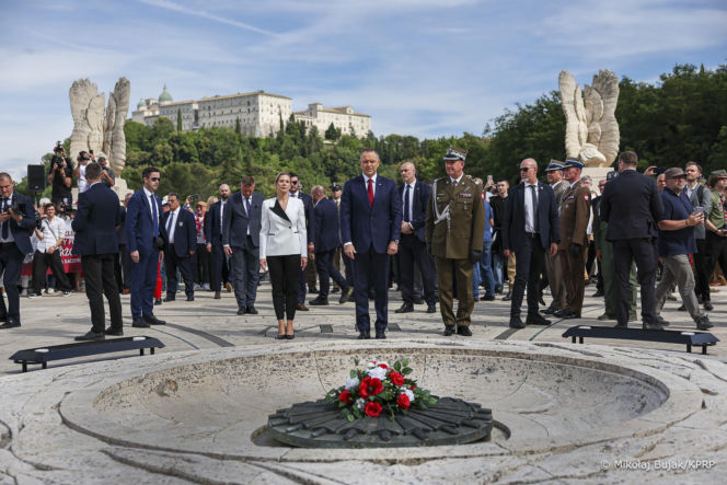 Prezydent RP Karol Nawrocki i pierwsza dama Marta Nawrocka podczas polowej mszy świętej na Polskim Cmentarzu Wojennym pod Monte Cassino