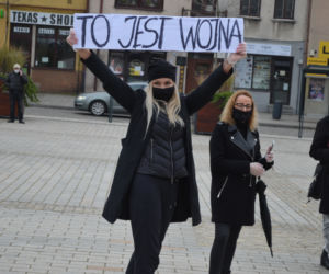 NIE JESTEŚMY INKUBATORAMI w Starachowicach też protestowali przed biurami posłów PiS 