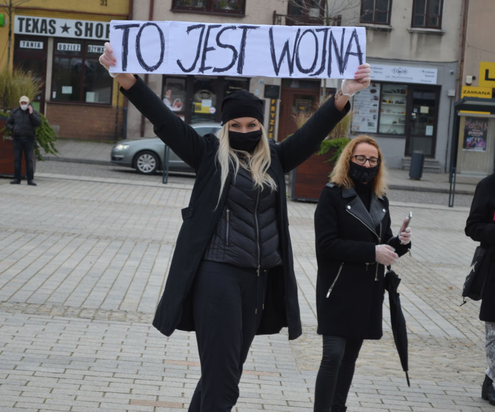 NIE JESTEŚMY INKUBATORAMI w Starachowicach też protestowali przed biurami posłów PiS 
