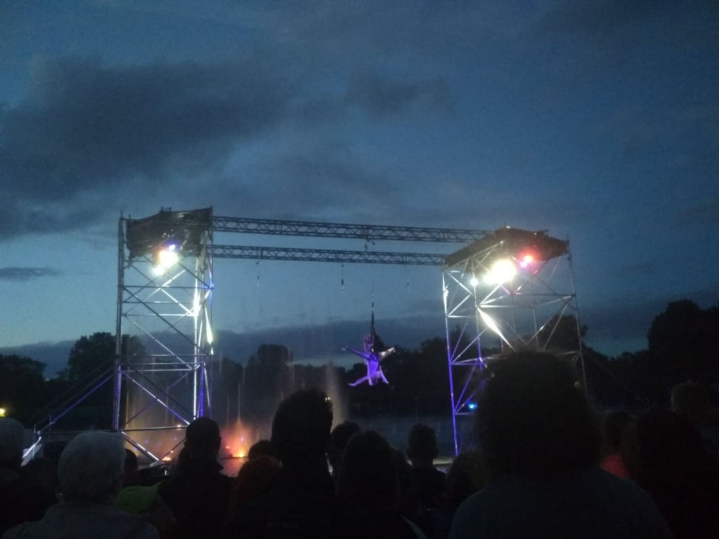 Cztery Żywioły. Akrobatyczne show w multimedialnej fontannie