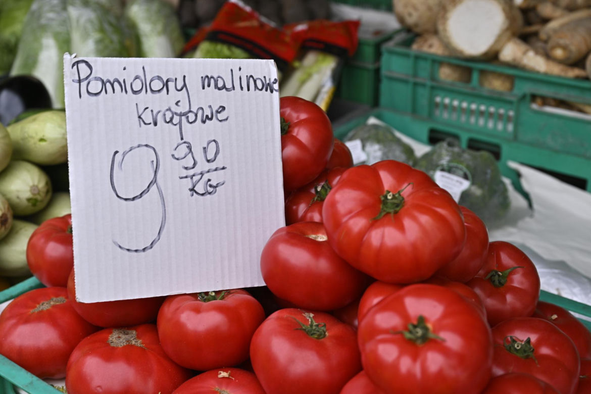 Truskawki po 8 zł, kalafior po 12 zł. Sprawdziliśmy ceny na stołecznych bazarach. Są zaskoczenia! 