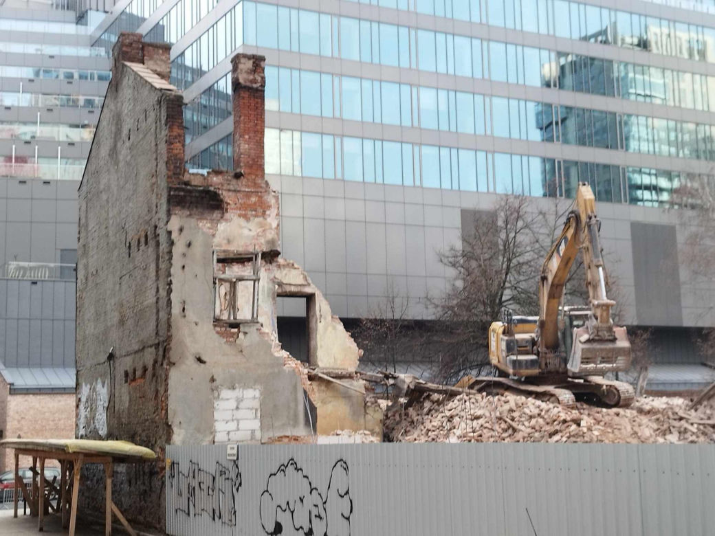 Deweloper wyburzył kamienicę przy Łuckiej 8 mimo protestów