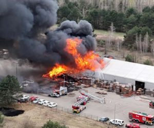 Potężny pożar pod Warszawą. Płonie hala hurtowni. Buchające płomienie i kłęby dymu widać z daleka