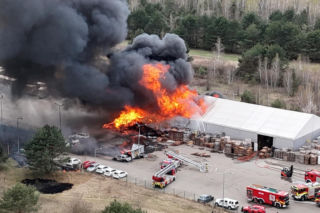 Potężny pożar pod Warszawą. Płonie hala hurtowni. Buchające płomienie i kłęby dymu widać z daleka