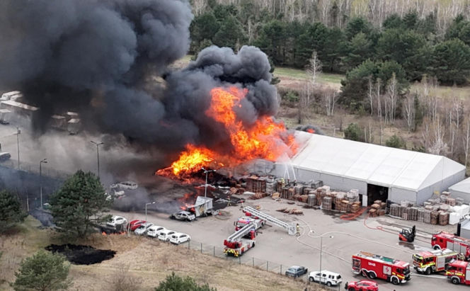 Potężny pożar pod Warszawą. Płonie hala hurtowni. Buchające płomienie i kłęby dymu widać z daleka