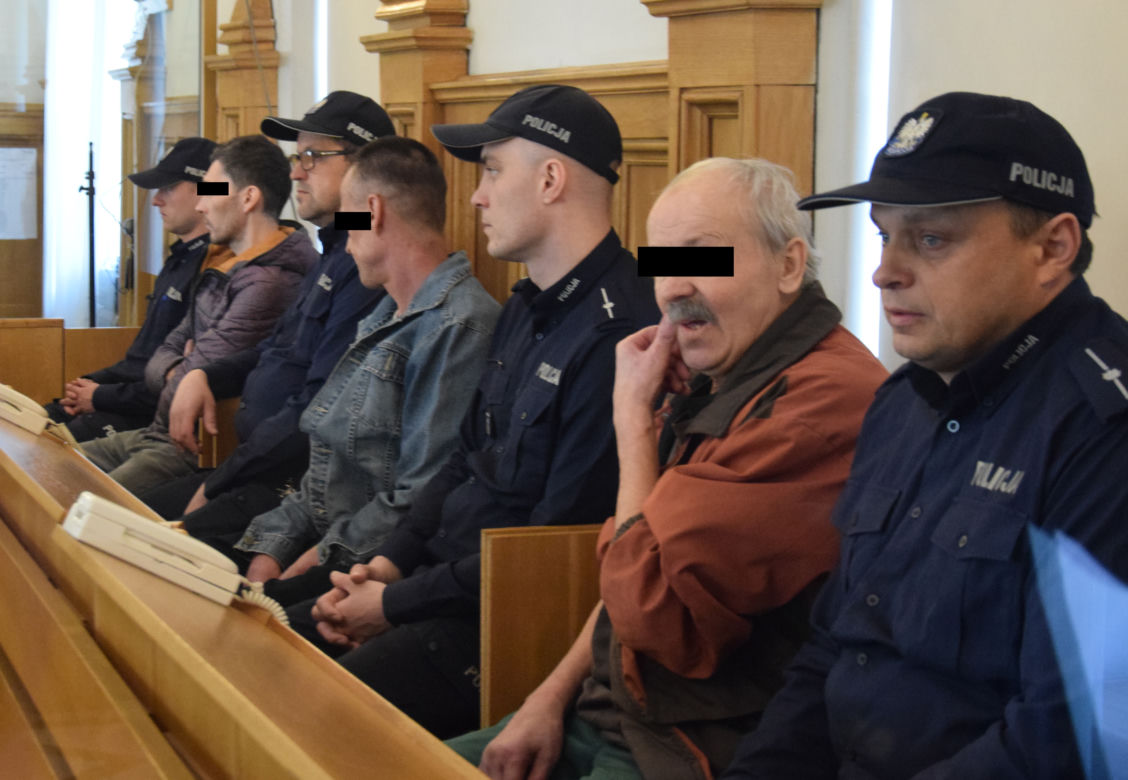 Brat z kumplami gwałcił siostrę