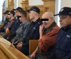 Brat z kumplami gwałcił siostrę