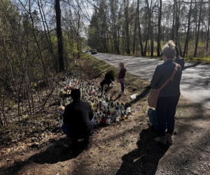 Morze zniczy w miejscu wypadku posła Łukasza Litewki