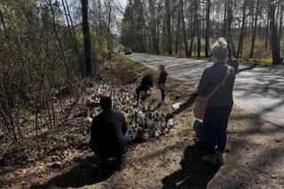 Morze zniczy w miejscu wypadku posła Łukasza Litewki