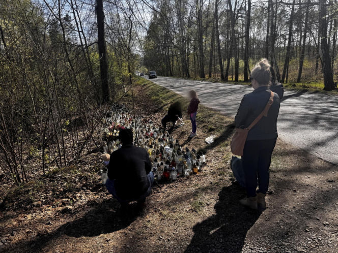 Morze zniczy w miejscu wypadku posła Łukasza Litewki