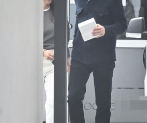 Marcin Mroczek z dziewczyną w cukierni