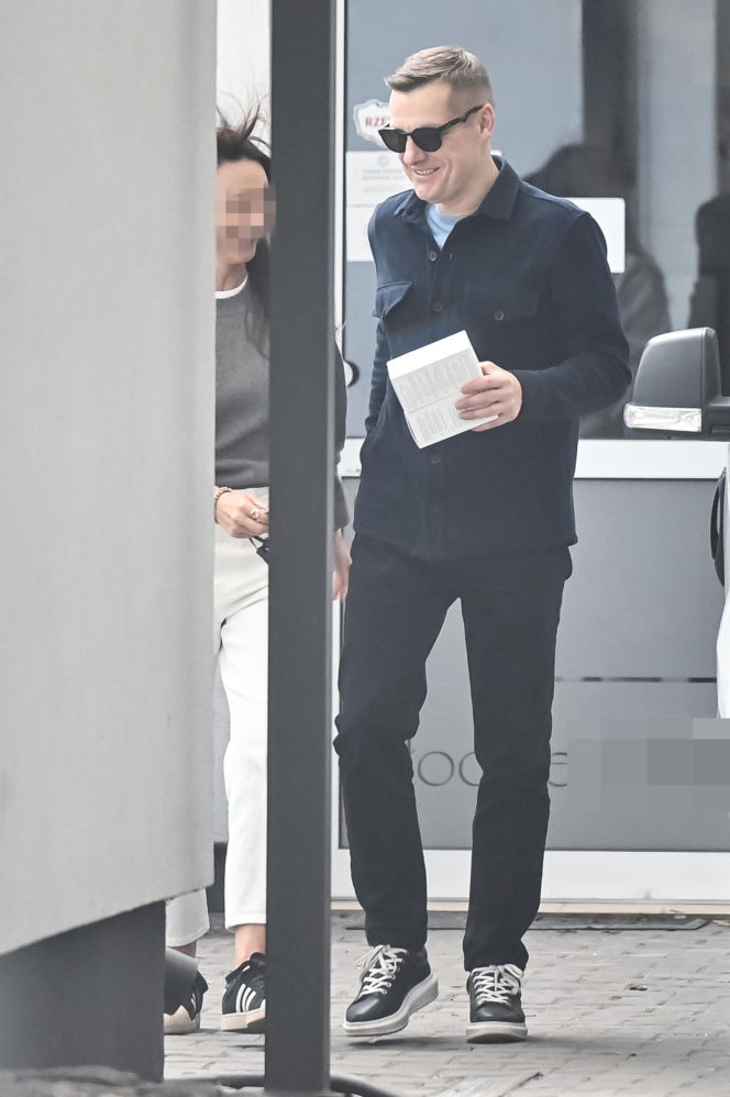 Marcin Mroczek z dziewczyną w cukierni