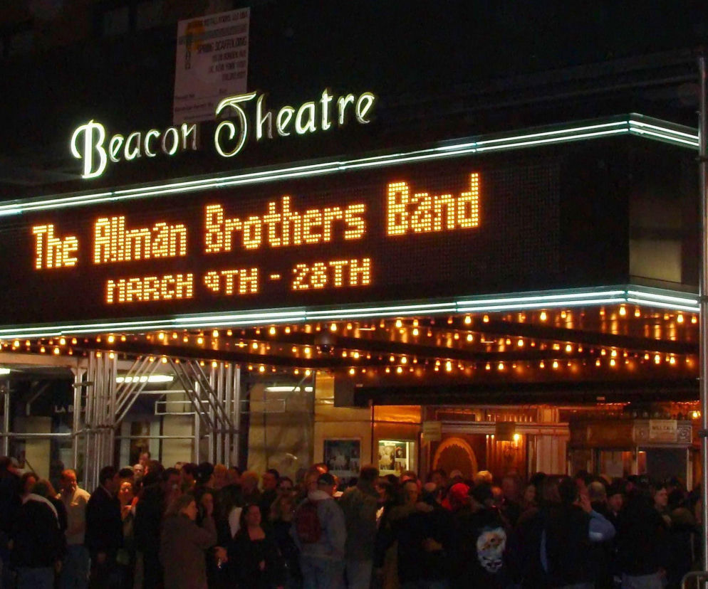 Neonowy szyld Beacon Theatre z nazwą The Allman Brothers Band. O historii zespołu przeczytasz na EskaRock.