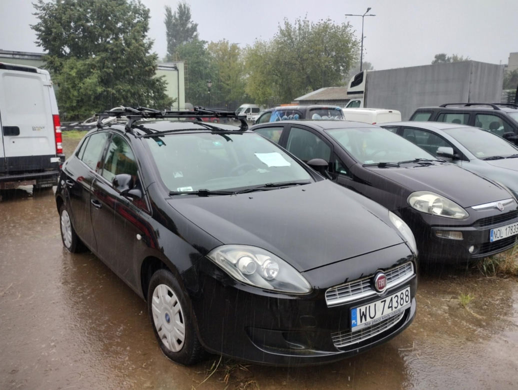 Drogowcy znów sprzedają wraki z ulicy. Wśród nich jest Chrysler w kwiatki