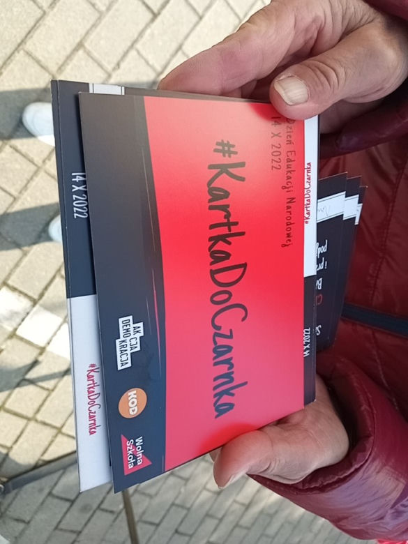 „Rząd przygotowuje sobie ciemnotę, którą łatwiej rządzić”. #Kartka do Czarnka w Rzeszowie. 