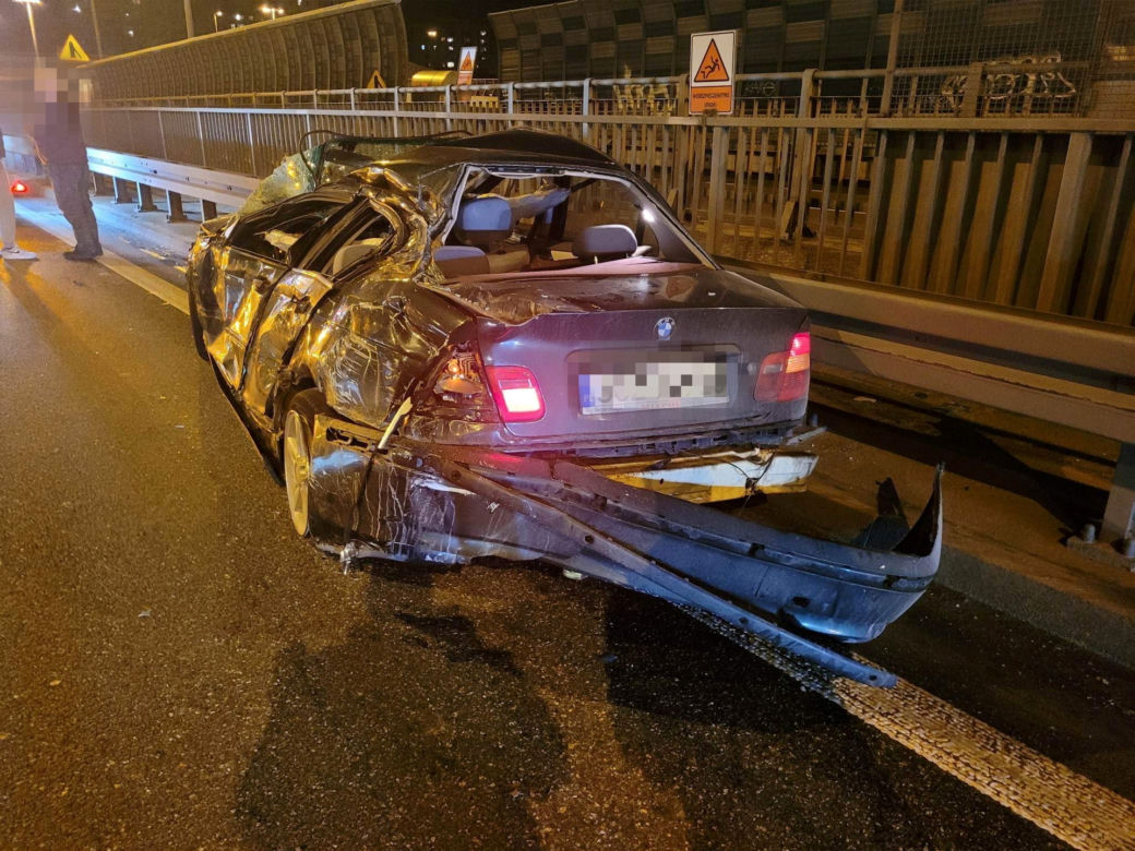 Bmw zgniecione przez tira jak puszka na trasie S8