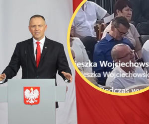 Koleżanka przyłapała Morawieckiego z telefonem w ręku. Nie wytrzymała! Skandal!