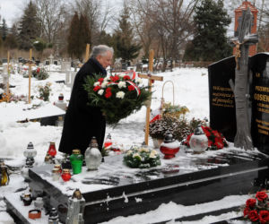 Jarosław Kaczyński na Powązkach składa kwiaty 8 miesięcy po katastrofie 