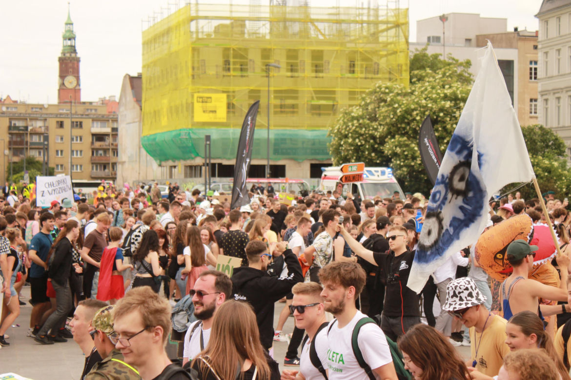 Studenci opanowali Wrocław. Pochód juwenaliowy przeszedł ulicami miasta. Było śpiewająco! [ZDJĘCIA]