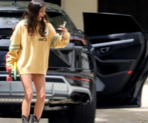 Kendall Jenner z przyjaciółkami uczy się jazdy na deskorolce