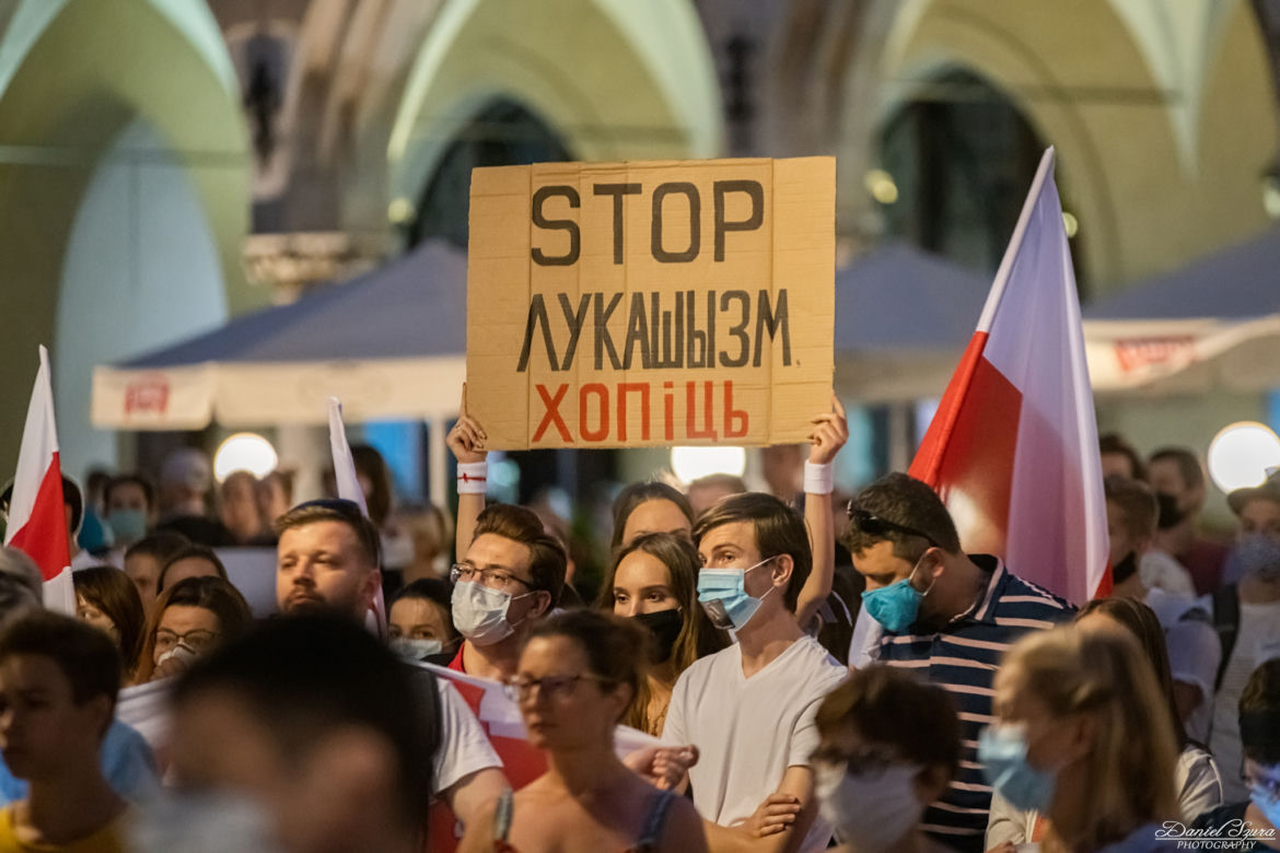 Manifestacja Białorusinów na rynku w Krakowie. "Precz z Łukaszenką!"