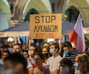 Manifestacja Białorusinów na rynku w Krakowie. Precz z Łukaszenką!