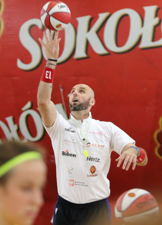 Marcin Gortat na imprezie z modelką