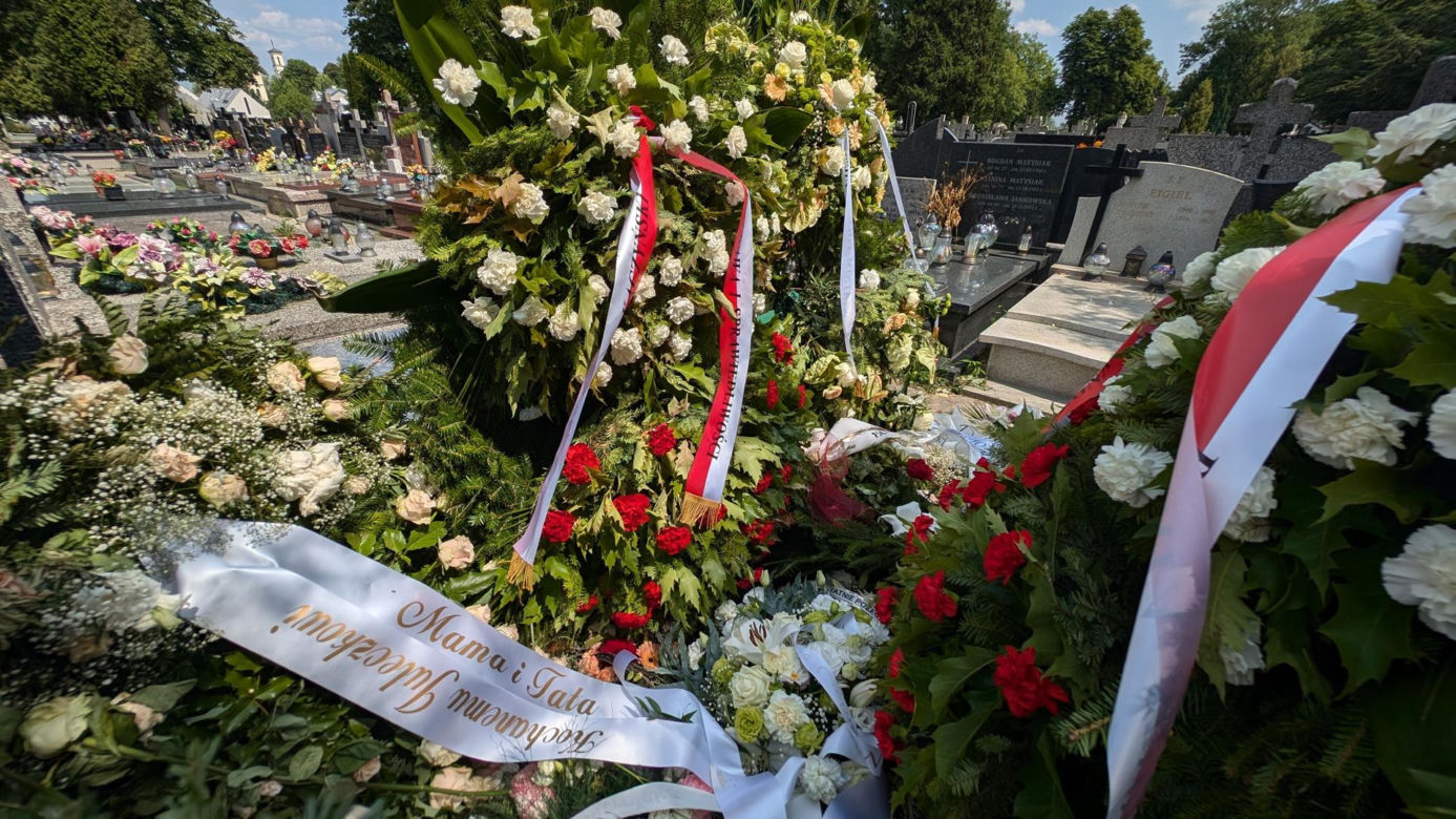 Kaczyński i Szydło pożegnali kwiatami syna Holeckiej
