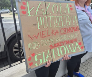 Mieszkańcy Łaz i Sianowa protestują w Warszawie przed siedzibą MSWiA