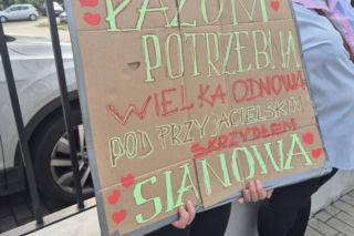 Mieszkańcy Łaz i Sianowa protestują w Warszawie przed siedzibą MSWiA