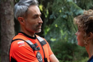 Na sygnale, odcinek 799: Po alercie o ataku terrorystycznym zespół znajduje ofiarę z bełtem z kuszy wbitym w brzuch